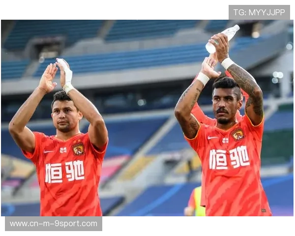 焦点对决：两大豪门队伍激烈交锋，战况激烈！